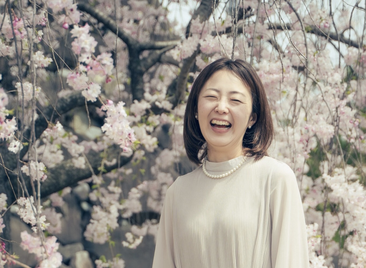 もものて 桃井真由香のプロフィール写真。桜の前で笑う姿